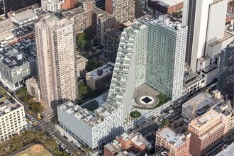 Building Photo - 550 W 54th St
