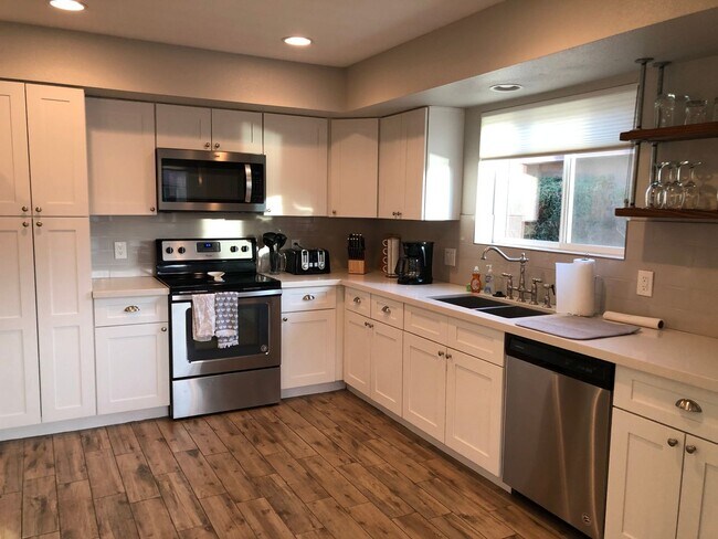 Foto del edificio - Updated home with lake views in Leisure World.  A 45+ Active Adult Resort Community.  Available M...