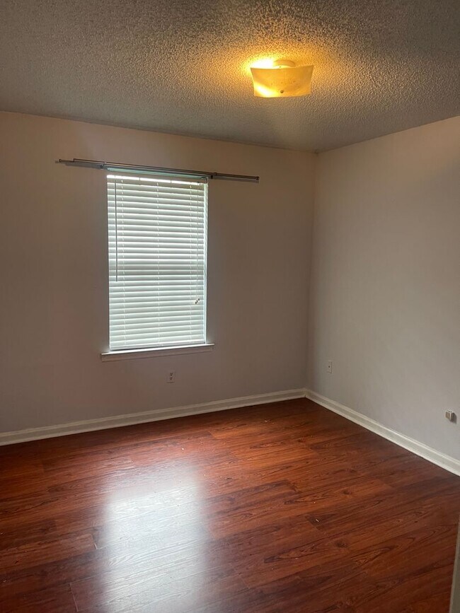 Building Photo - 3 bed plus bonus room!