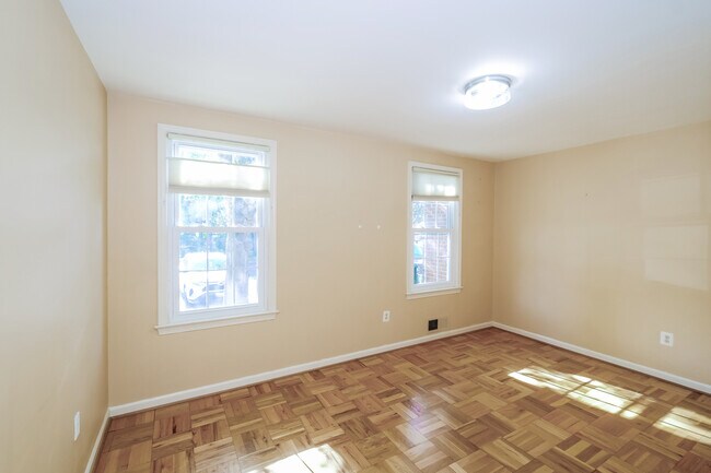 Foto del edificio - 647 Azalea Dr