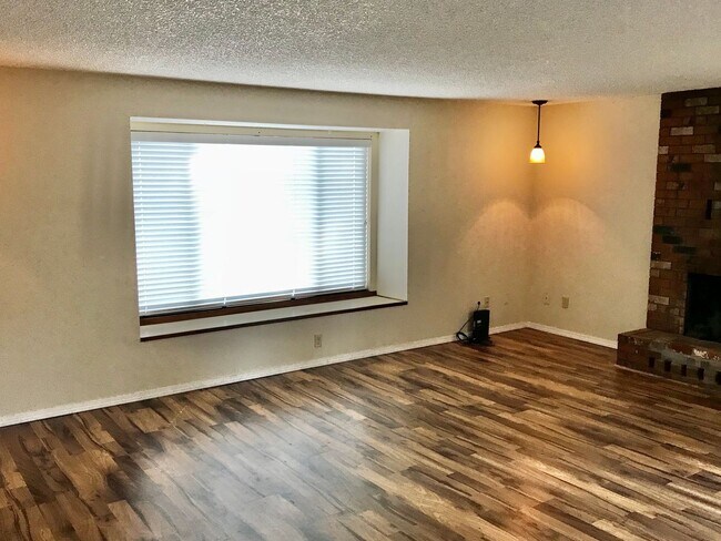 Foto del edificio - SPACIOUS SANDY DUPLEX ON PRIVATE LOT; FENC...