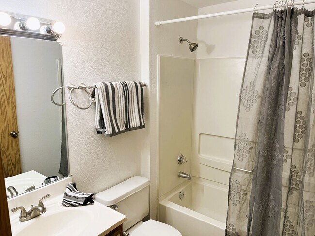 Building Photo - Newly Renovated Building in Lake Oswego-Large 1 Bedroom Coming Available