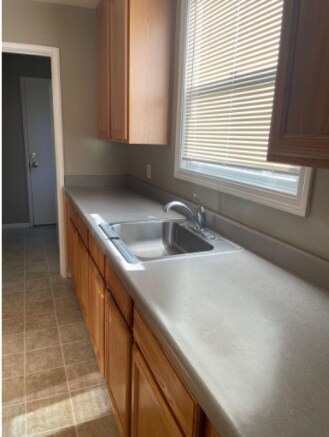 Kitchen with great light - 418 Birch St