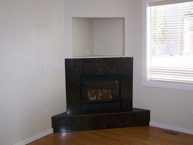 Building Photo - 812 W Oregon Ave