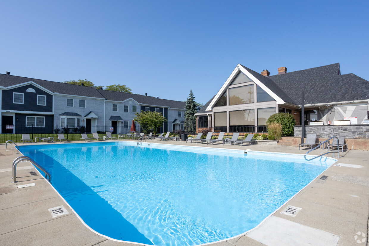 Piscina al aire libre con solárium - Dublin Park Rental Townhomes