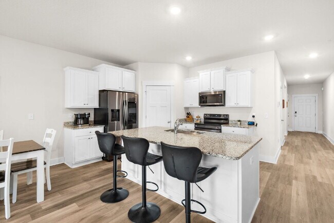 Foto del edificio - "Charming 4-Bed Oasis with Granite Touches in Gulf Breeze – Solar Panels !"