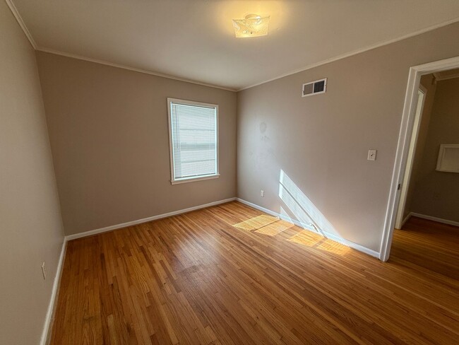 Building Photo - Older Home Large Yard 3 bedroom