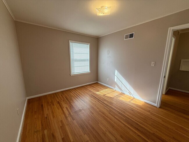 Foto del edificio - Older Home Large Yard 3 bedroom