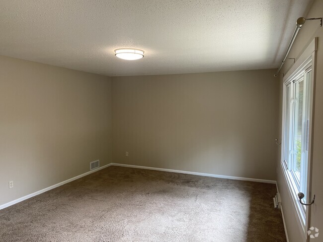 Building Photo - 10610 Johnson Cir