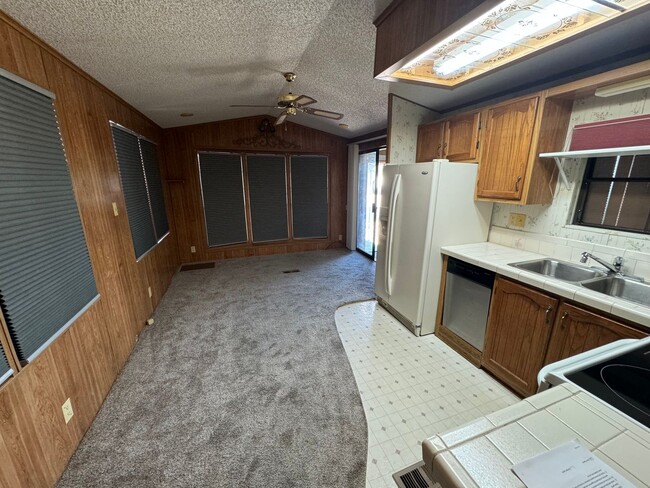 Building Photo - Nice manufactured Home. 55+ age restriction.