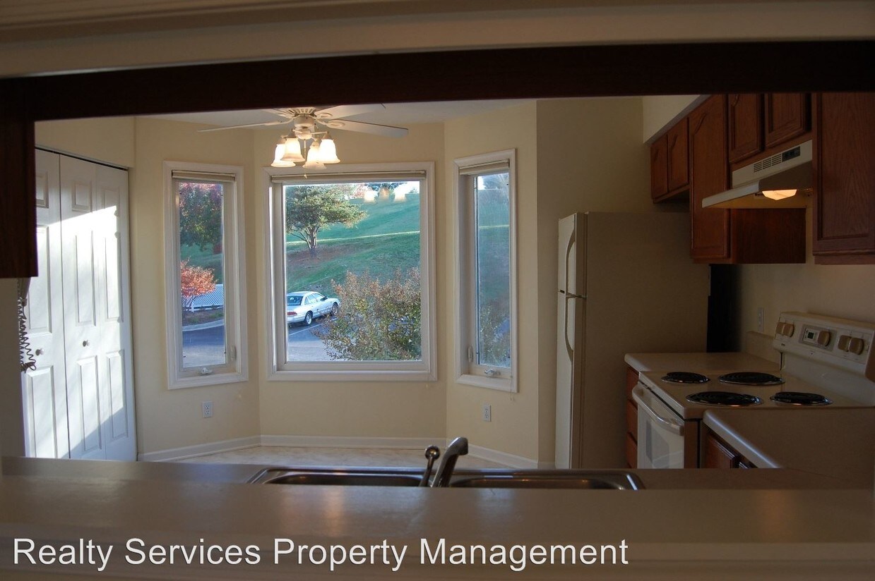 Building Photo - 715 Ivy Lake Dr