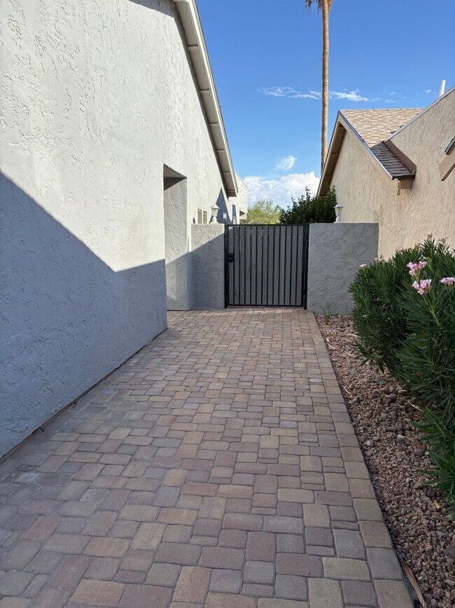 Foto del edificio - Stunning update 2 bed, 2 bath, 2 car garag...