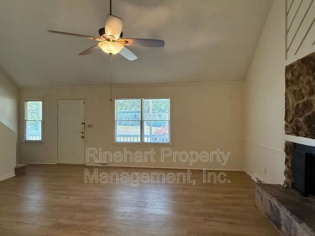 Foto del edificio - 2083 Ridgecrest Rd