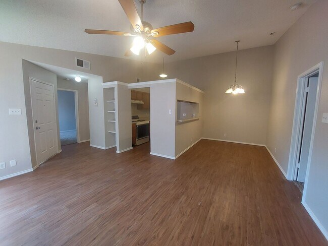Building Photo - Northwest Crossing~2 Bedroom 2 Bath Single...