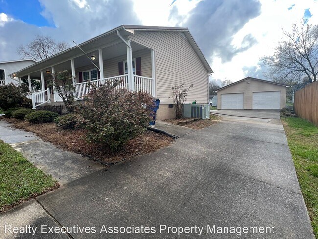 Building Photo - 3 br, 2 bath House - 1420 Blue Forest Lane