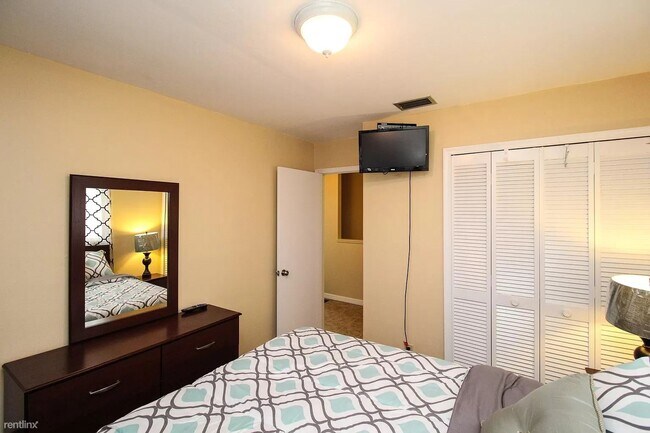 Foto del edificio - 2 br, 1 bath Townhome - 840 Cape Coral Pkwy W
