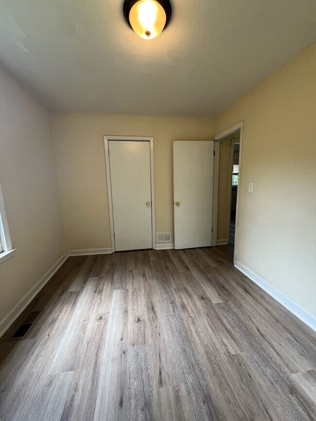 Building Photo - Newly renovated 2 Bedroom Home