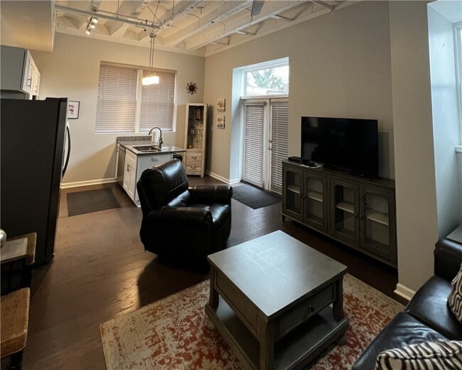 Building Photo - 210-216 N Main St