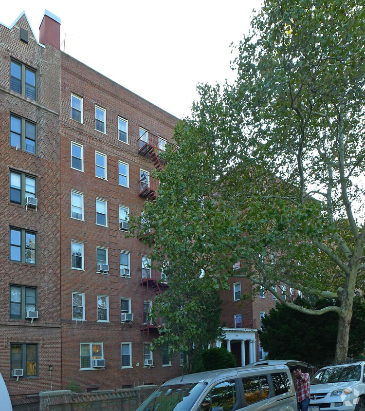 Foto del edificio - 305 Ocean Parkway