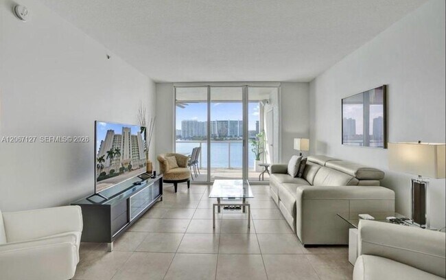 Foto del edificio - 18100 N Bay Rd