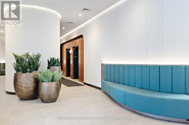 Building Photo - 689 The Queensway