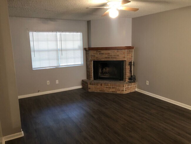 Foto del edificio - 2438 Ramblewood Ct