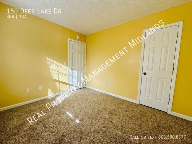 Foto del edificio - 150 Deer Lake Dr