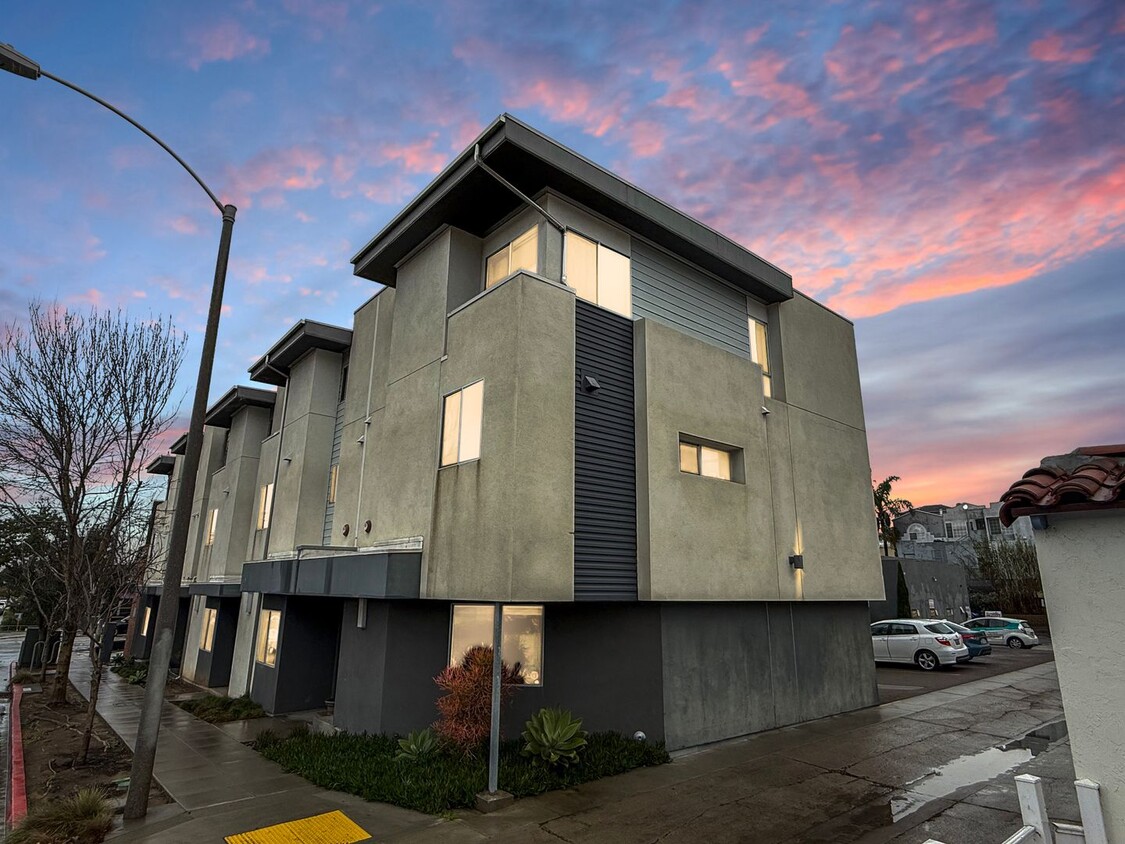 Primary Photo - Beautiful 3-Story Townhome at Ocean Beach ...