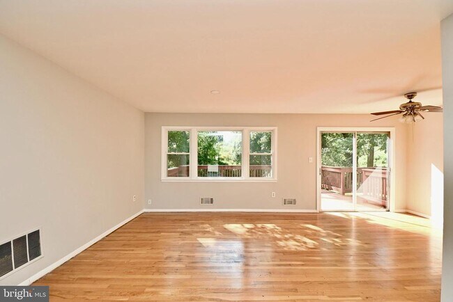 Building Photo - 12220 Oakwood Dr