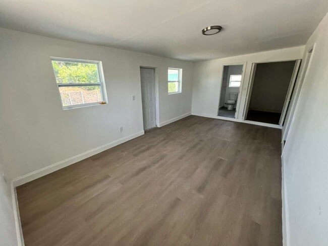 Building Photo - 422 SW 4th Ave