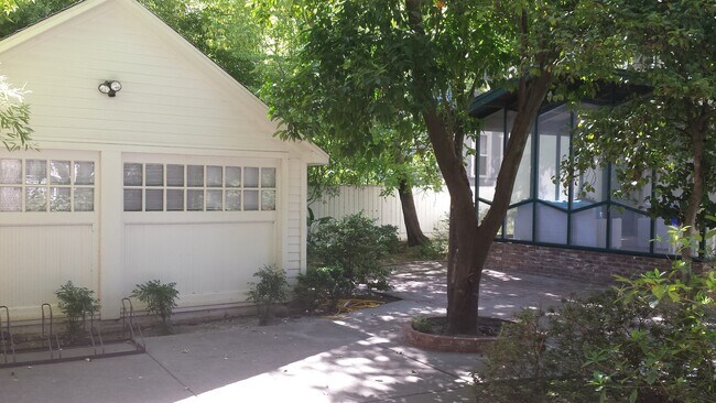 Building Photo - Beautiful Historic Home!