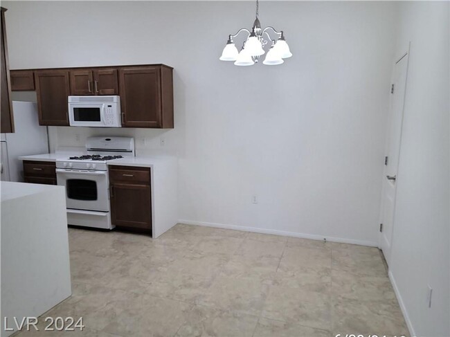Building Photo - FANTASTIC SW 2ND FLOOR UNIT IN HIGHLY POPU...