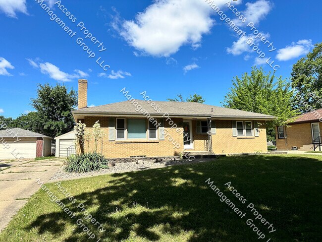 Building Photo - Gorgeous Updated 4 Bedroom with Finished B...