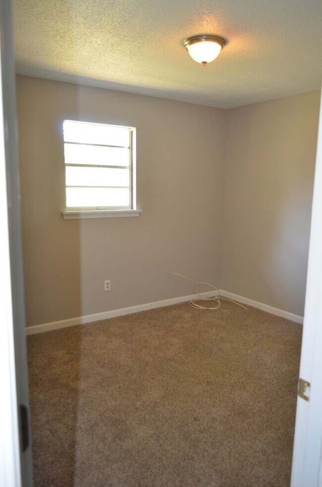 Building Photo - 201-203 Maple Grove Way