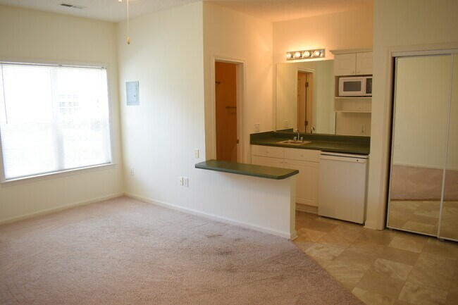 Building Photo - 121 Bentgreen Dr