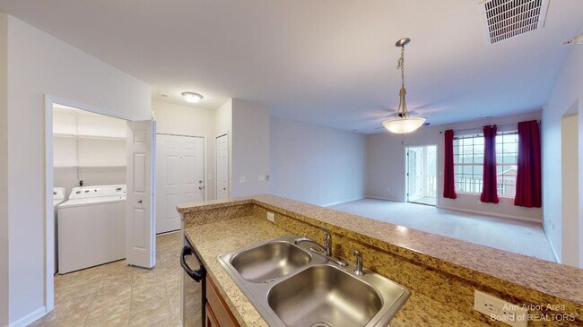 Foto del edificio - 1012 W Summerfield Gln Cir