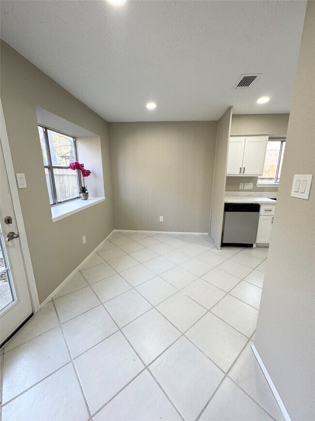 Building Photo - 4702 Hickorygate Dr