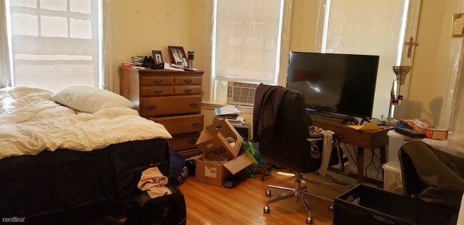 Building Photo - 4 br, 2 bath Apartment - 201 Lake St 1