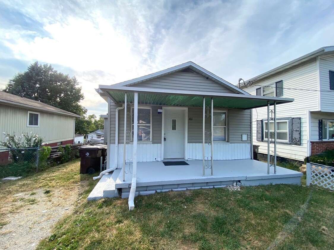 Foto principal - Freshly Updated 2 Bedroom /1Bath w/2 Stall...