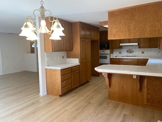 Building Photo - Roomy 3 Bedroom 2 Bathroom Home Walk to Do...