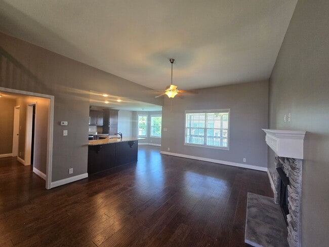 Building Photo - Executive 3 Bed 2.5 Bath with Bonus Home