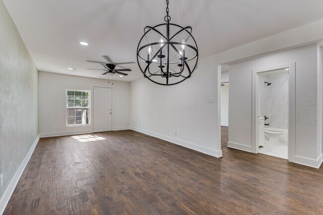 Foto del edificio - 215 Creek Cove Dr