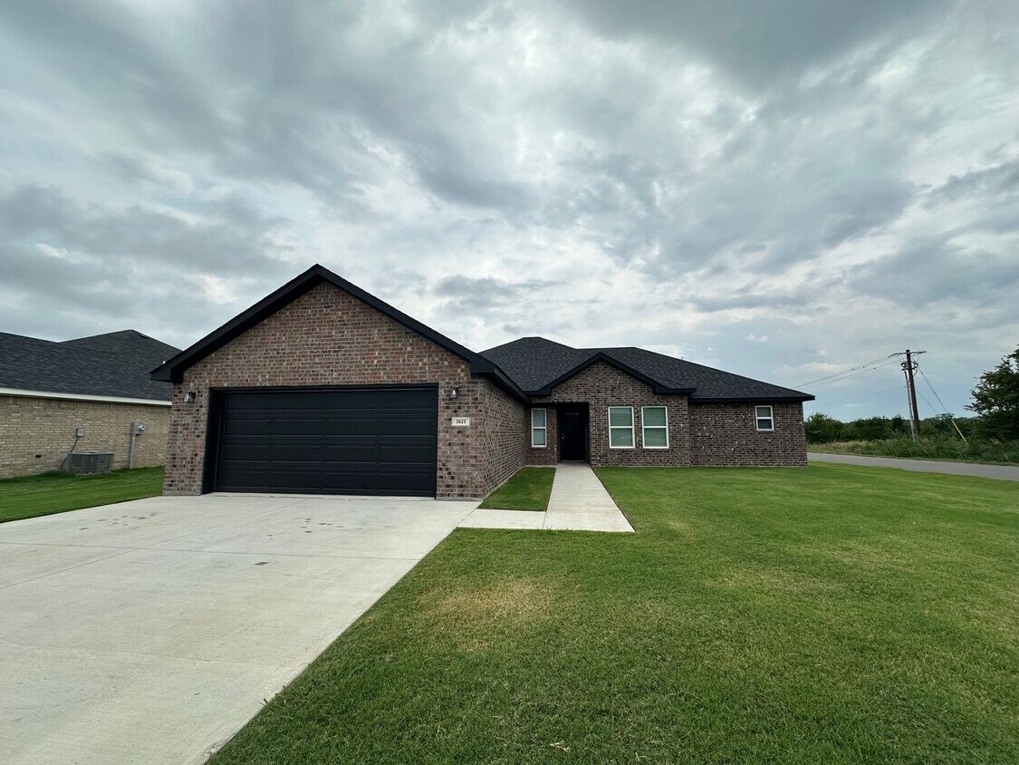 Foto principal - 3625 Gallant Fox Ave