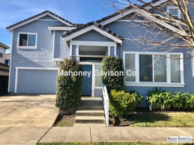 Building Photo - Spacious three bdrm + loft/2.5 bath, two s...