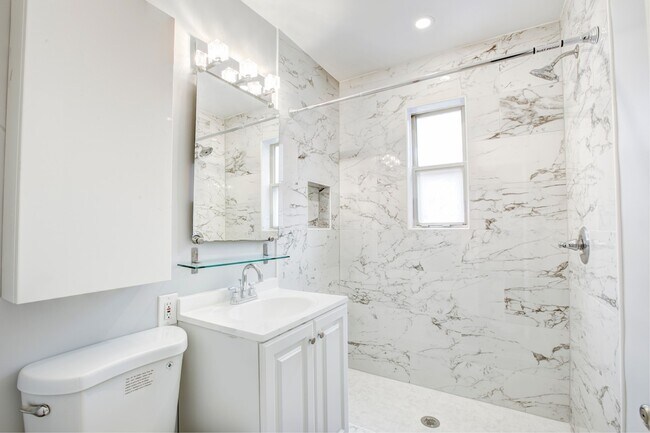Foto del edificio - Charming 2-Bedroom Chevy Chase Condo! Parking and Utilities Included!