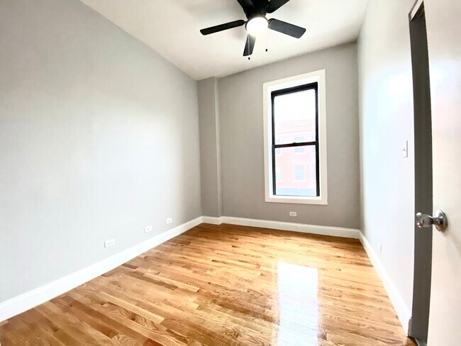 Foto del edificio - 900 W Montrose Ave
