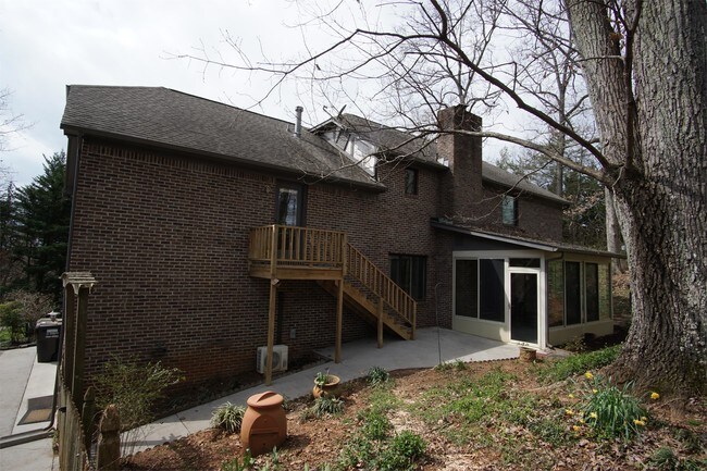Building Photo - 10601 Chevy Dr