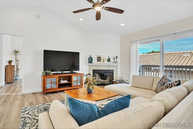 Foto del edificio - Charming 3 bed and 2 bath, top-floor townh...