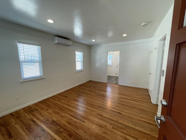 Building Photo - Completely Remodeled Spanish Style Midtown Apartment! Air Conditioning!