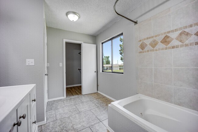 Building Photo - ***Free Month Rent, Low Deposit*** Freshly Updated 3 Bedroom House
